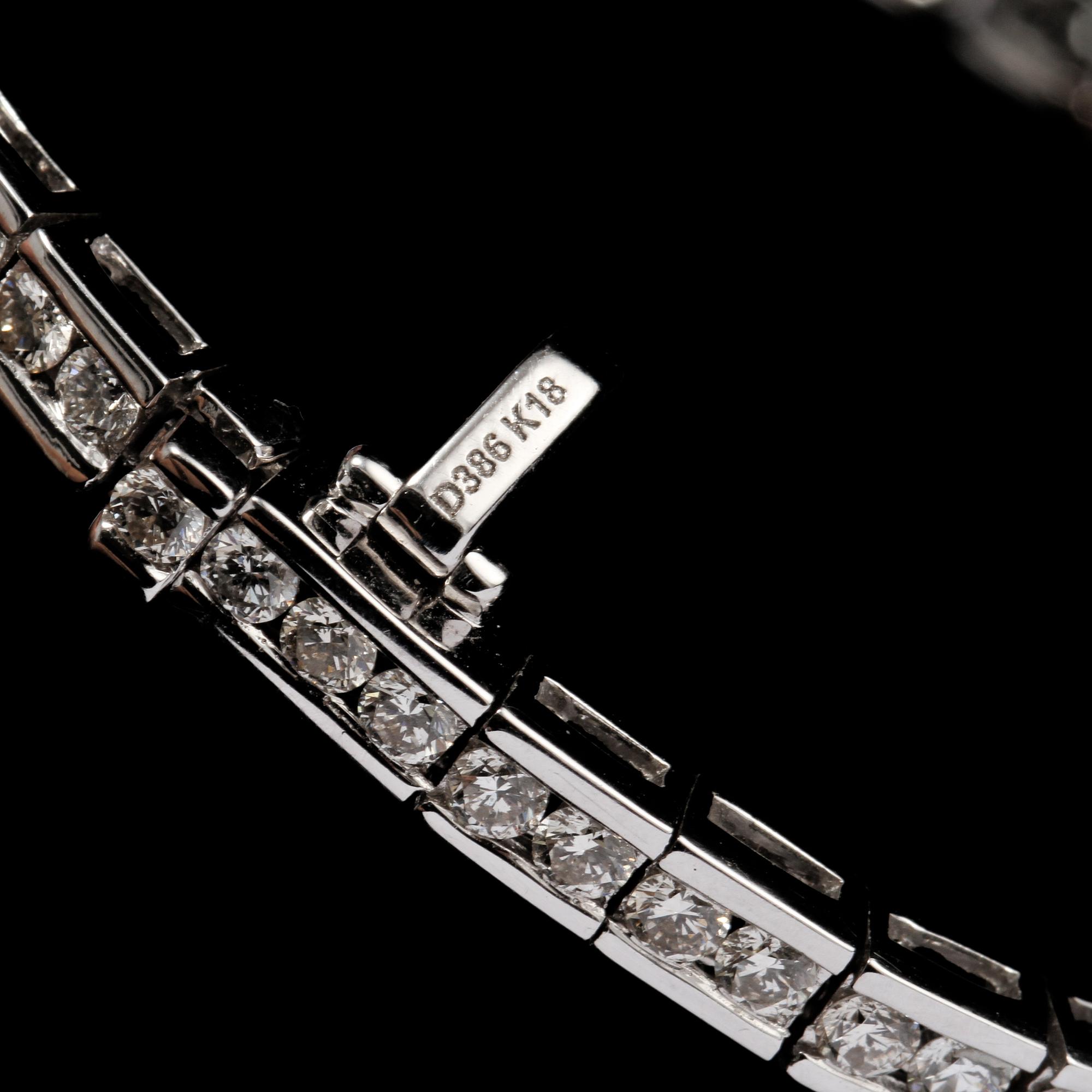 ARMBAND, 18k vitguld med 74 briljantslipade diamanter, totalt 3.86 ct. Vikt 17 g.