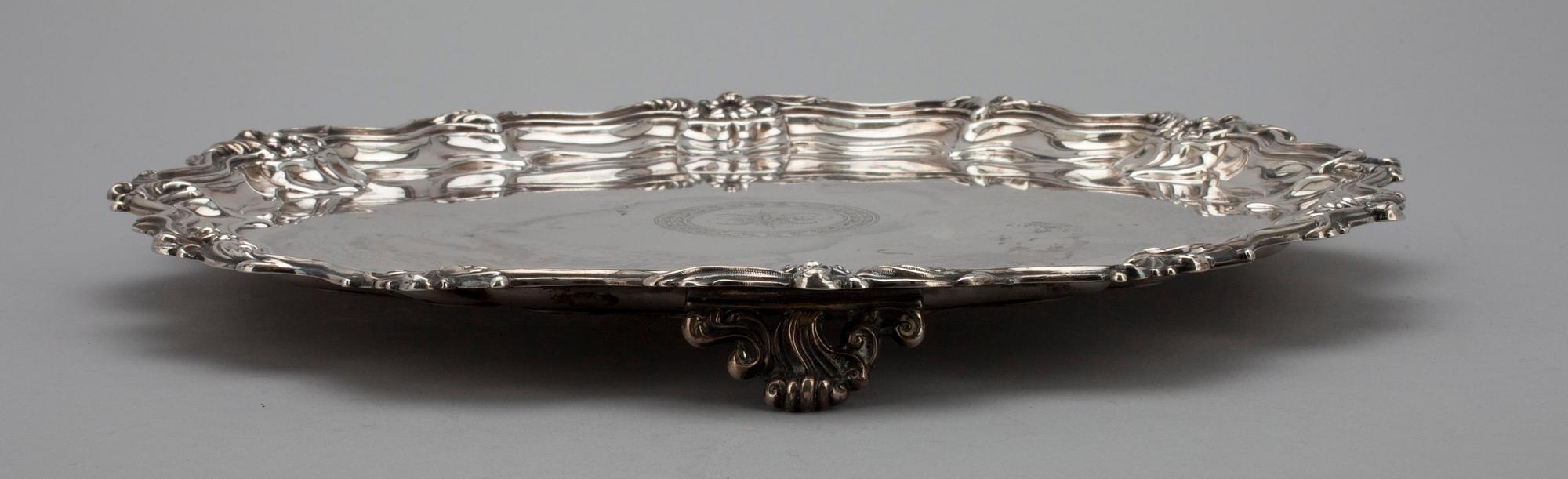 BRICKA, silver, Sheffield, sekelskiftet 1800/1900. Vikt 1006 g.