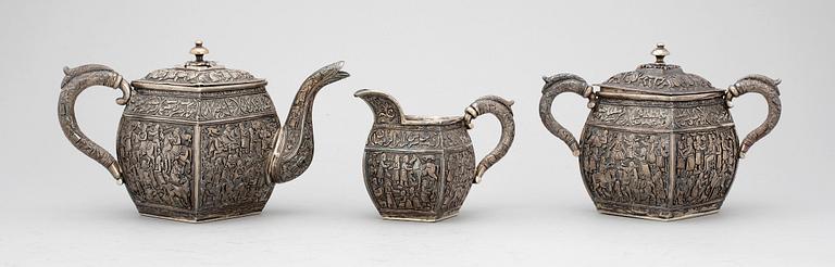 TÉSERVIS, 3 delar, trol låghaltigt silver, orientalisk, 1900-talets första hälft. Tot vikt ca 1530 gram.