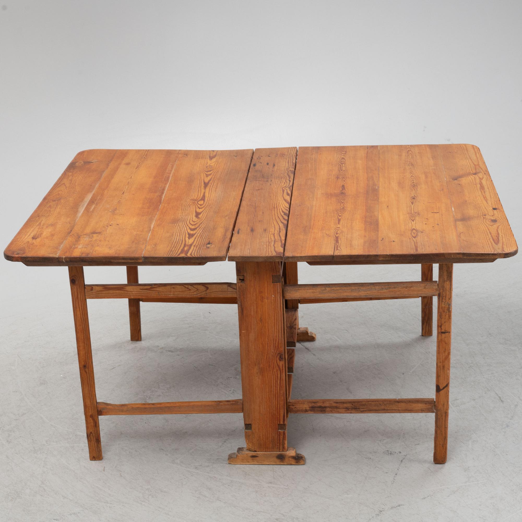 A pine gate-leg table, 19th Century.