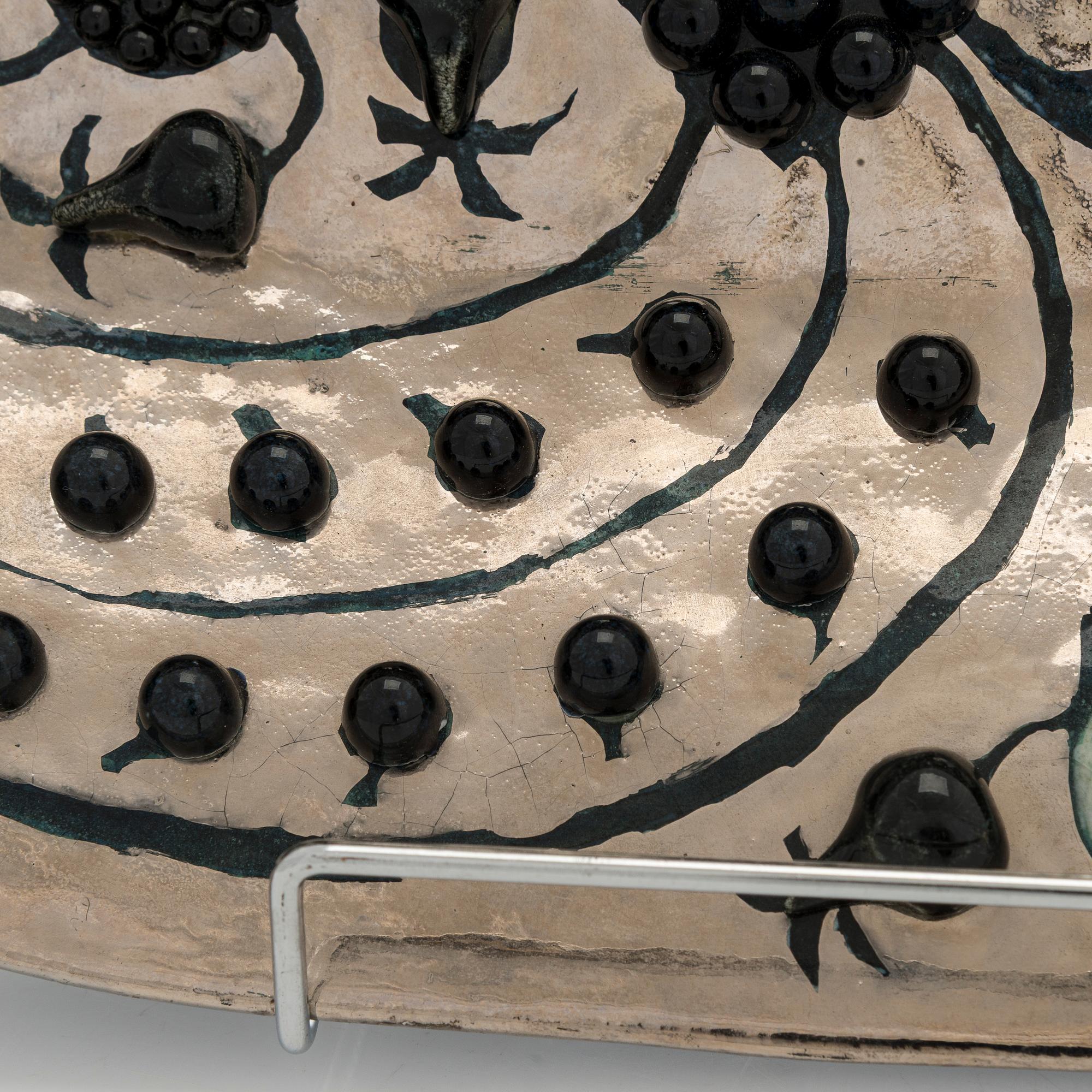 Birger Kaipiainen, a stoneware decorative dish signed Kaipiainen Arabia.