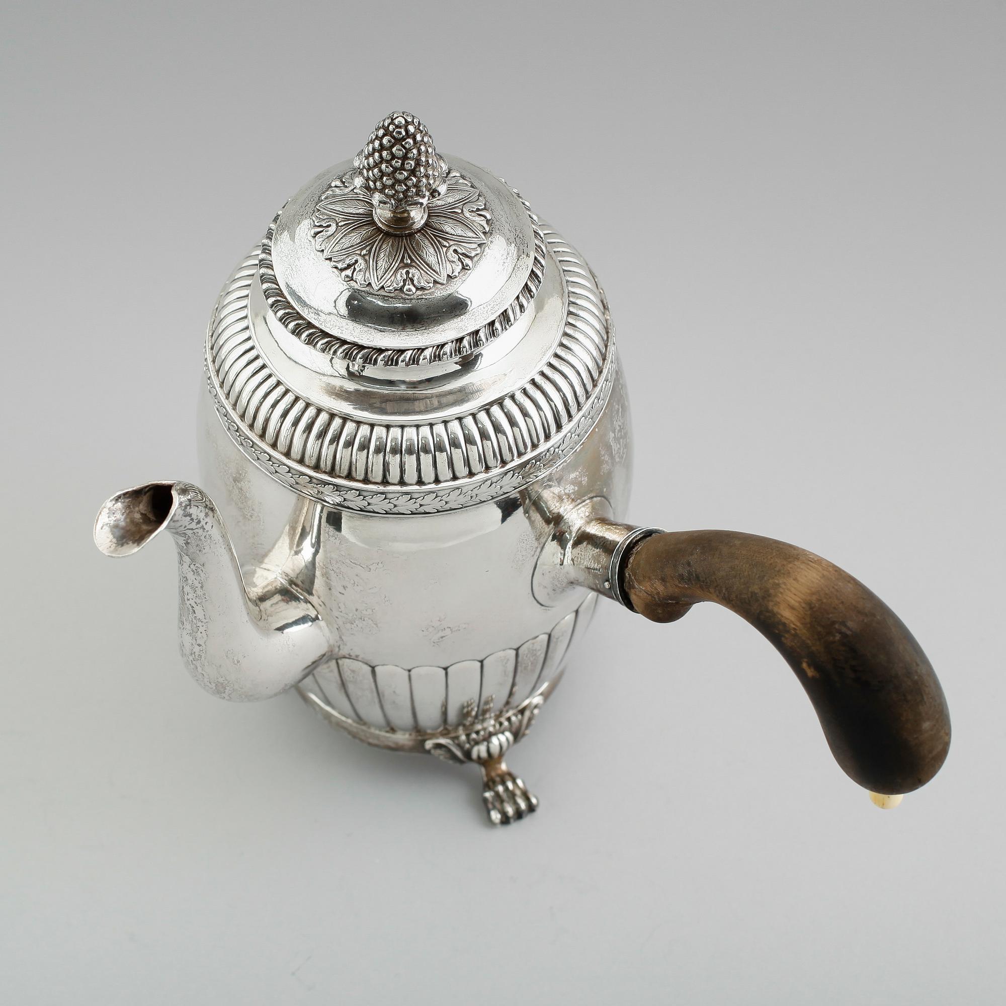 KAFFEKANNA, silver, Johan Petter Grönvall, Stockholm 1834. Vikt ca 679 gram.
