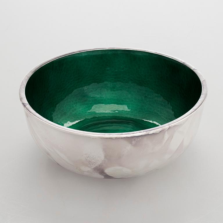 A. Tillander, skål, sterlingsilver och emalj, Åbo 2005.
