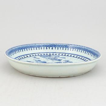 A group of 7 blue and white dishes, 18/20th Century.