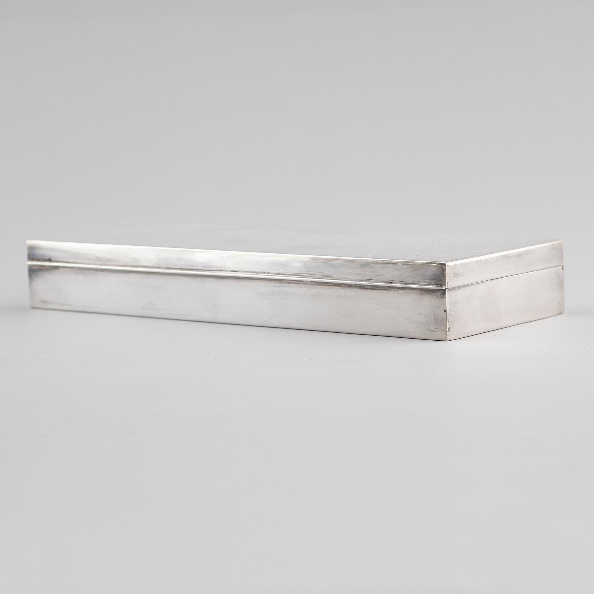 CIGARETTSKRIN, silver, 1900-talets första hälft. Vikt med inredning ca 579 g.