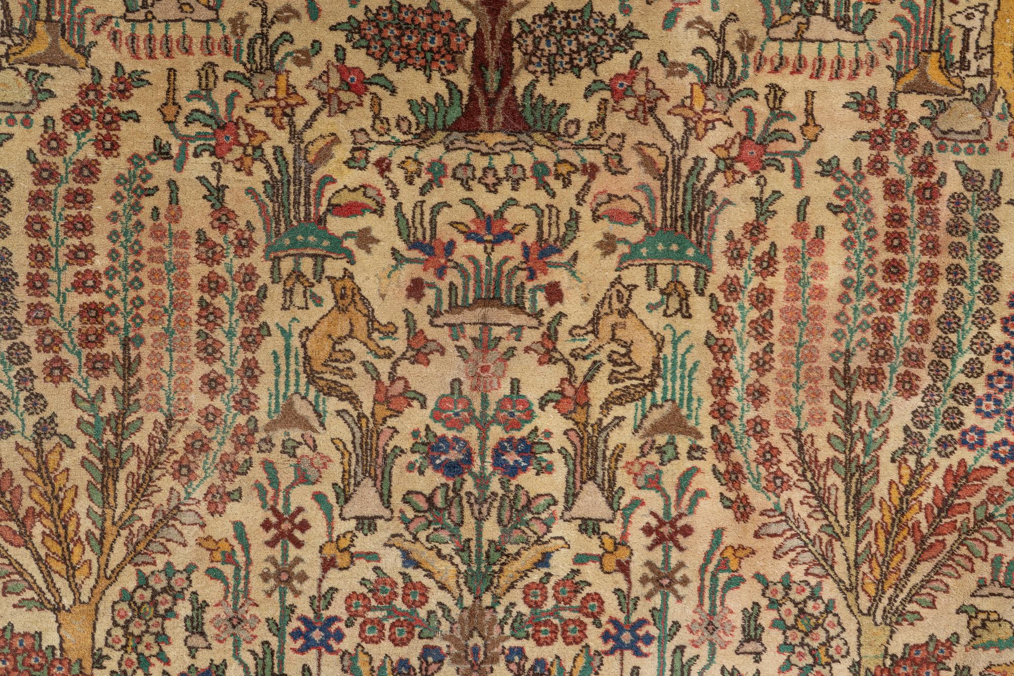 Matta, semiantik Täbris, Nordvästra Persien, ca 285 x 196 cm.