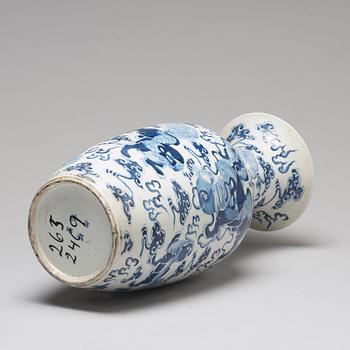 A blue and white vase, Qing dynasty, 19th Century.