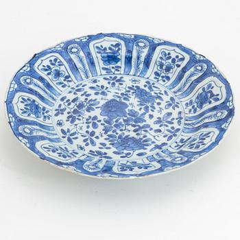 Fat, porslin, Kina, Qingdynastin, Kangxi (1662-1722).