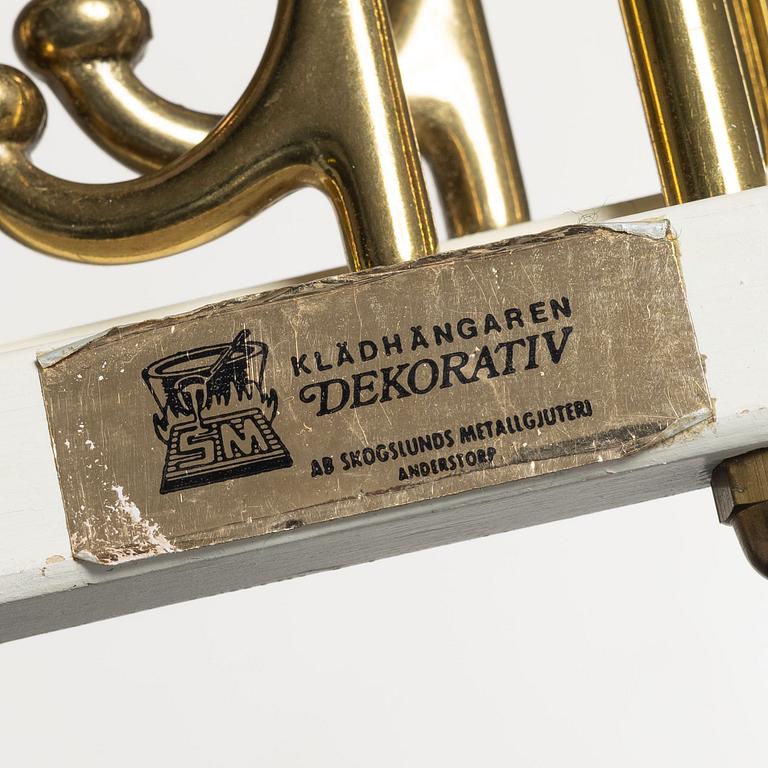 Coat hangers, a pair, “Dekorativ”, Skoglunds Metallgjuteri, Anderstorp, mid-20th century.