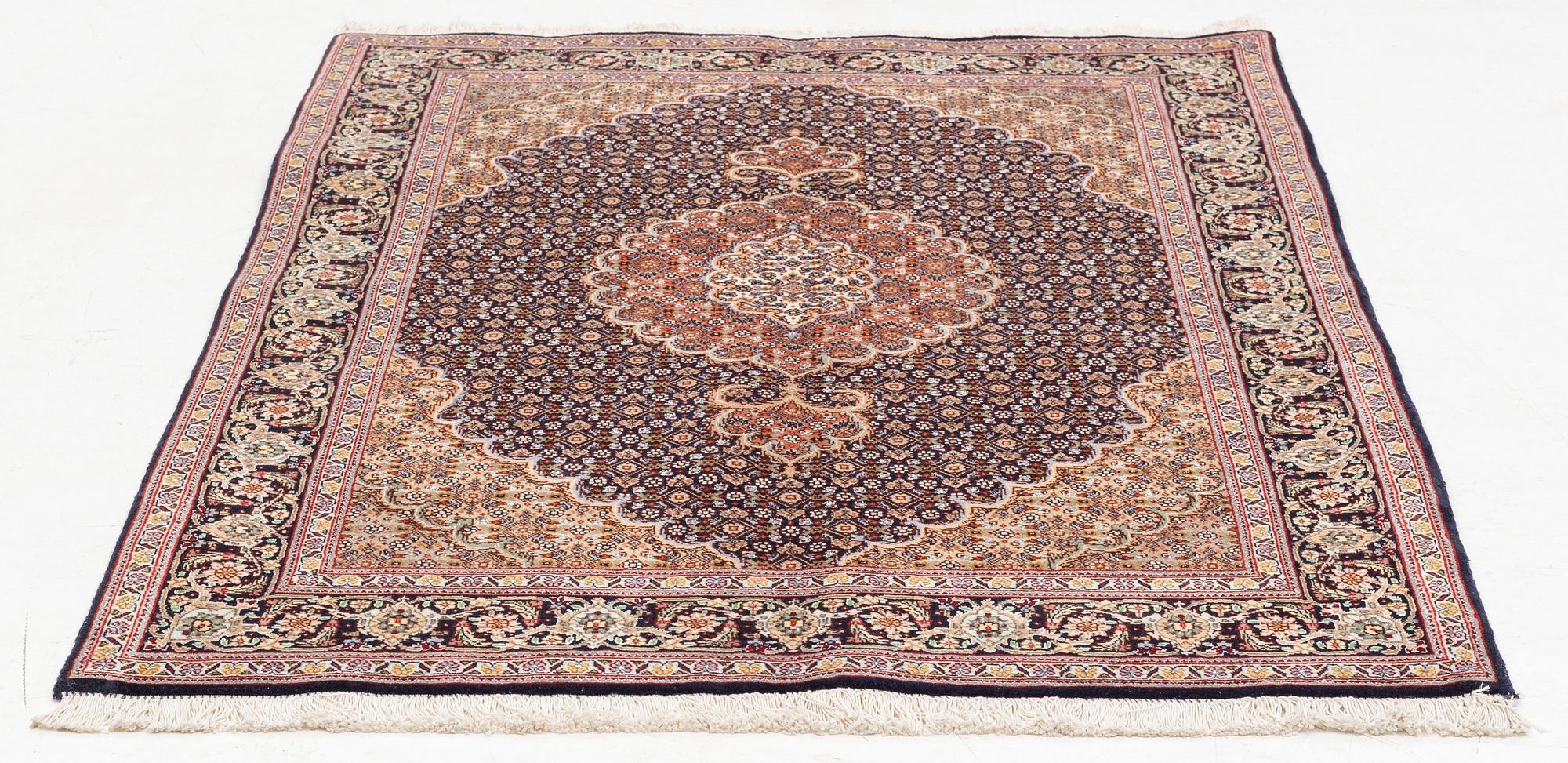An oriental rug, ca 148 x 103 cm.
