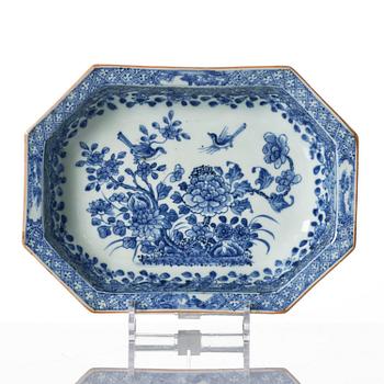 A pair of blue and white dishes Qianlong 1736-95.