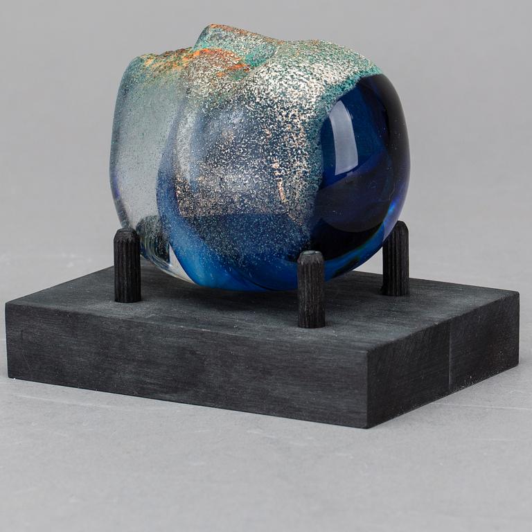 BERTIL VALLIEN, konstglas. "Huvud" signerad samt nr 7090002. Samt BOK "HUVUDBOK BERTIL VALLIEN".