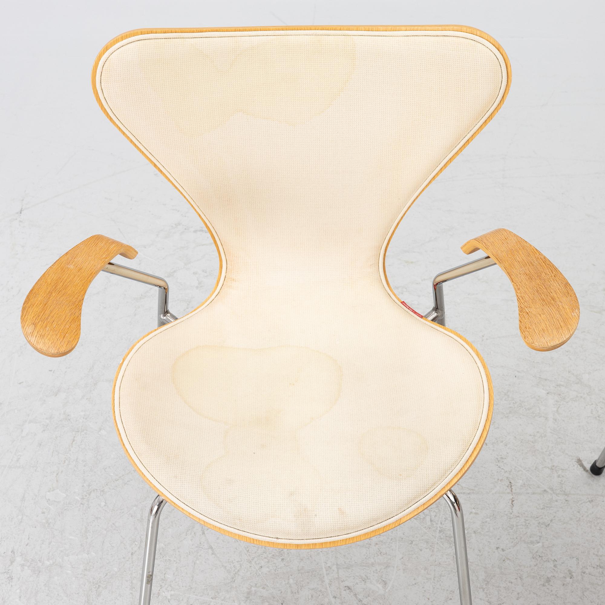 Arne Jacobsen, Armchairs, a pair, “The Seven”, Fritz Hansen, Denmark.