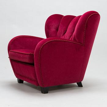 A mid-20th-century armchair.