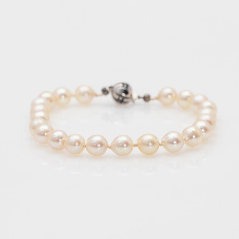 Pearl bracelet, clasp in silver with stones.