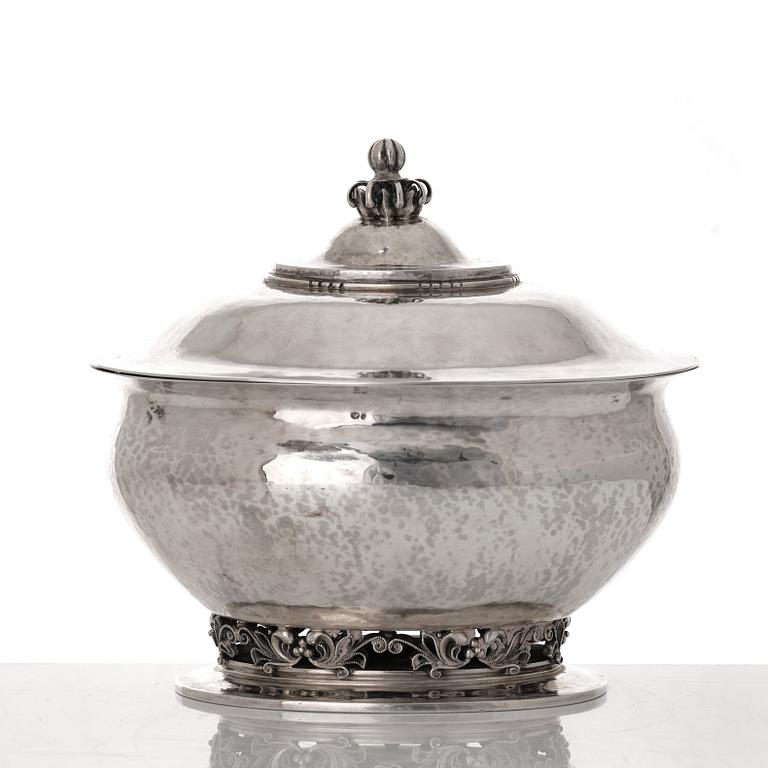 Georg Jensen, an oval 830/1000 silver box, Copenhagen 1920, design nr 317.