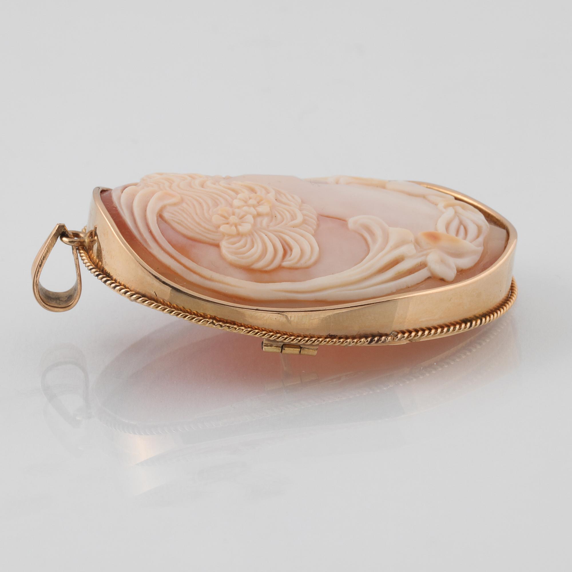 BROSCH/HÄNGE, 18K guld med skuren snäckskalscamé, Oscar Sjögren, Stockholm, 1918. Vikt 20,4 gram.