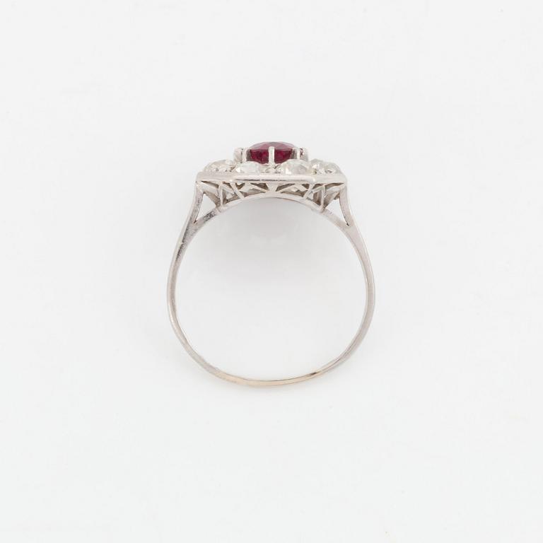 Ring 18K vitguld med en fasettslipad rubin samt gammalslipade diamanter.
