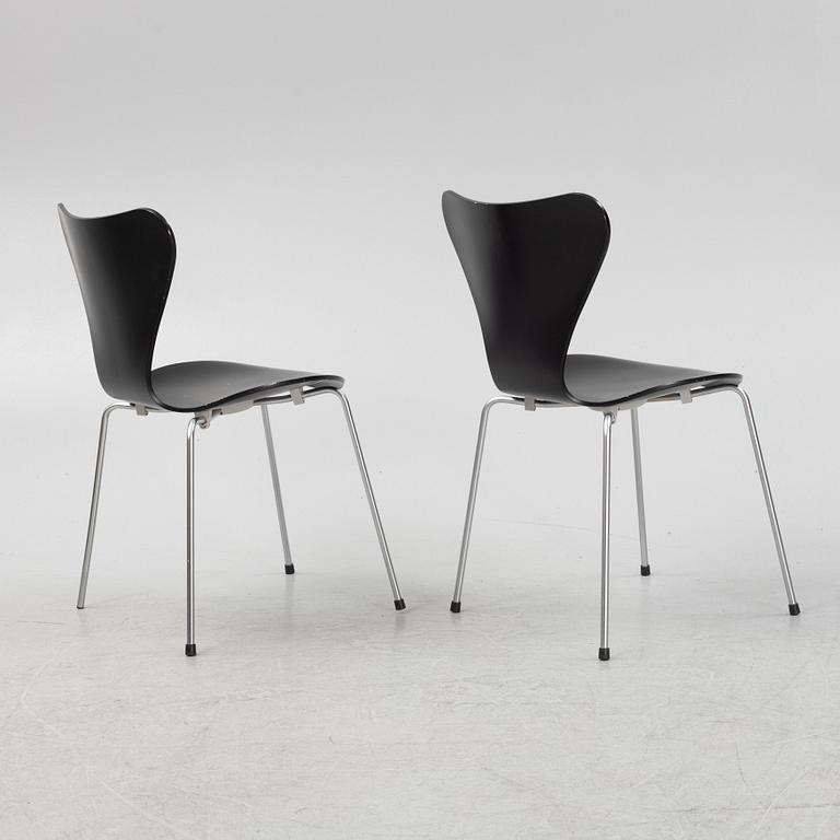 Arne Jacobsen, stolar sex st. "Sjuan", Fritz Hansen, Danmark, daterade 2003.