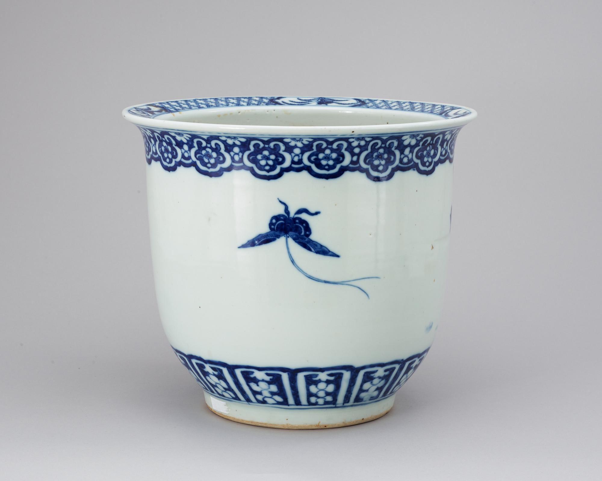 A blue and white urn. Late Qing.