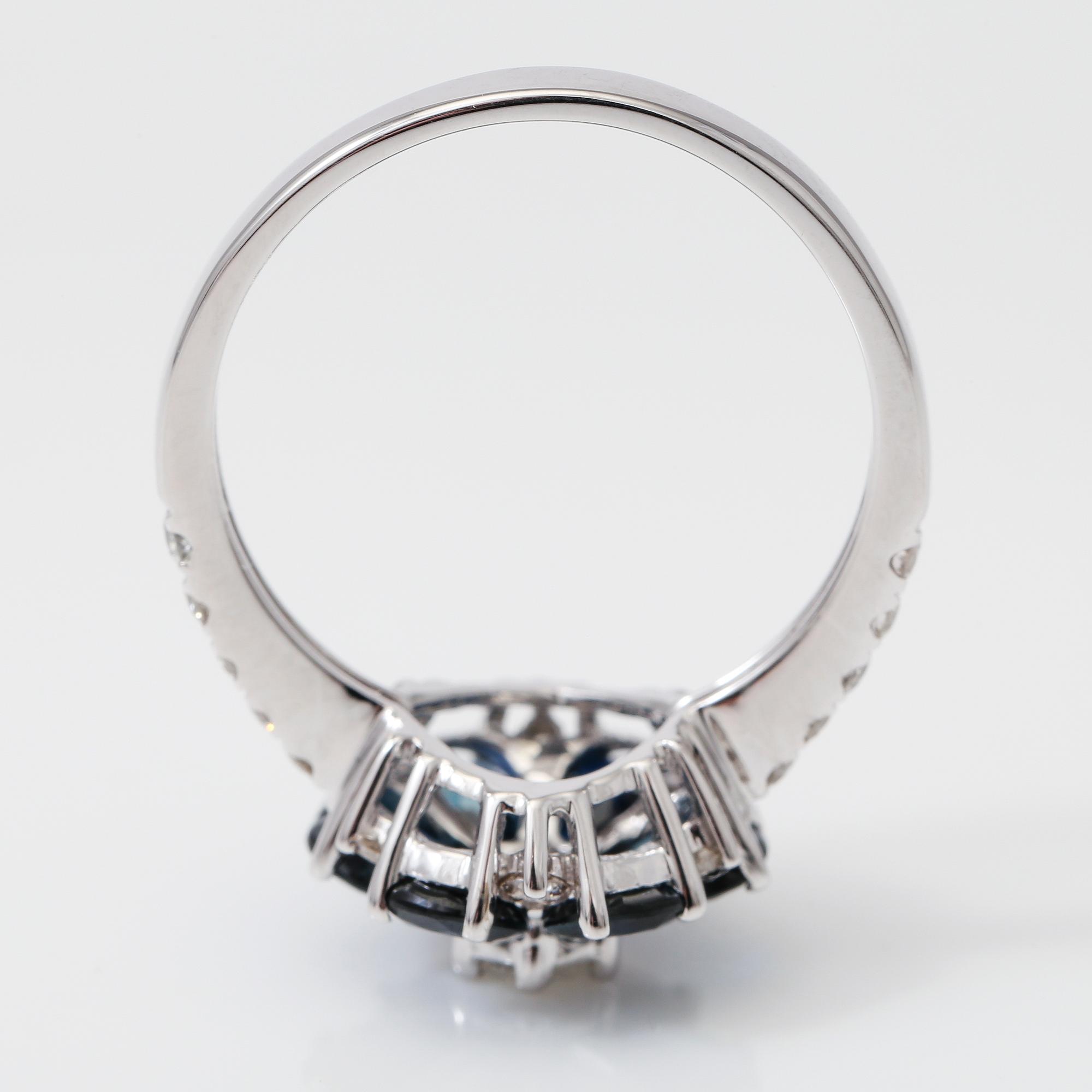 RING, blå safirer totalt ca 1,80 ct, diamanter totalt ca 0,44 ct.