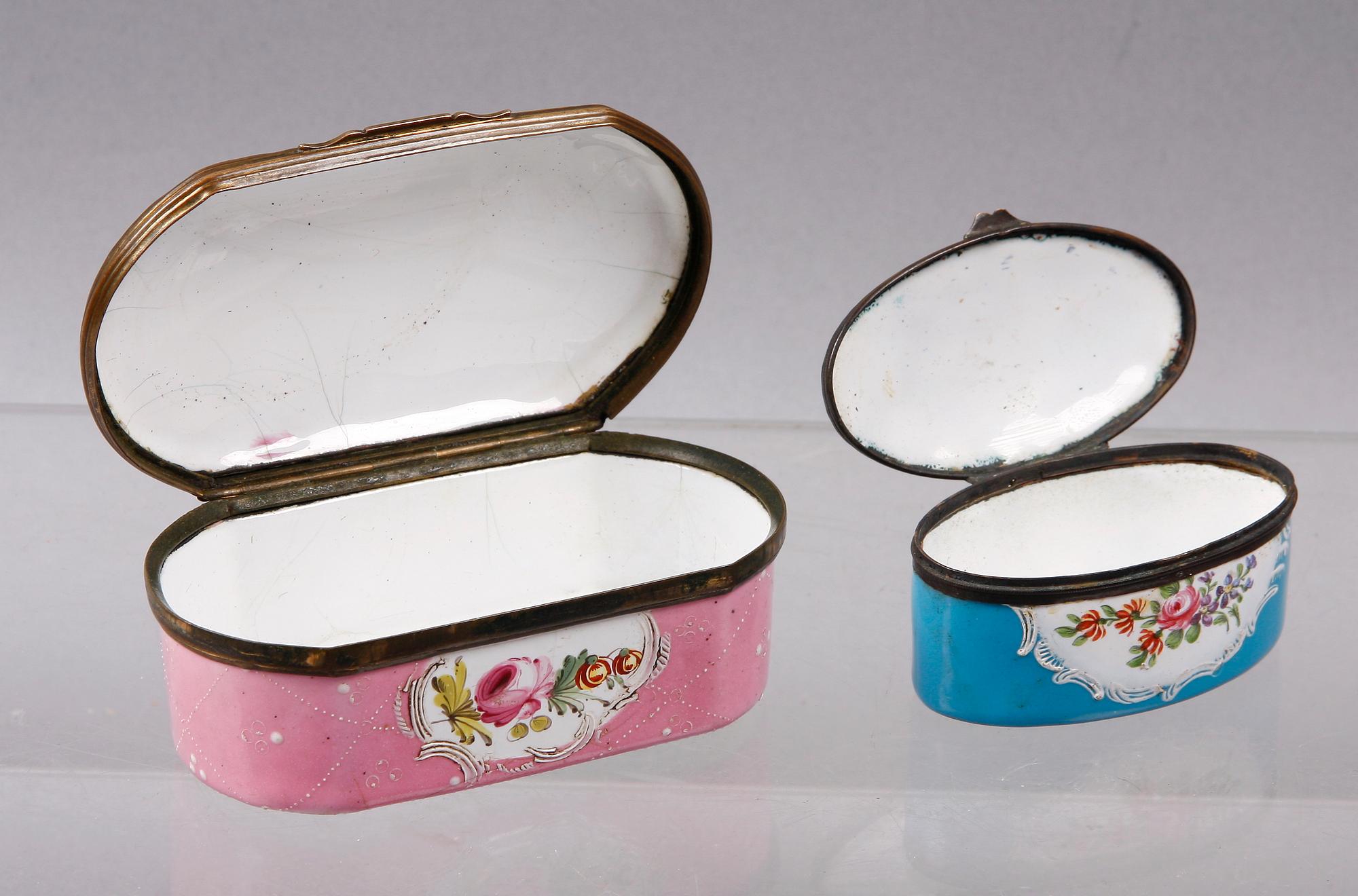 DOSOR, 2 st, porslin, möjligen England, 1800-tal.