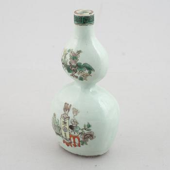 A kalebass shaped vase, Qing dynasty, 19th century.