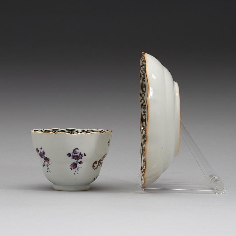 An armorial cup with stand Qing dynasty, Qianlong (1736-95), ca 1760.