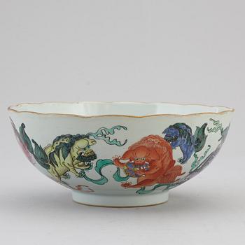 A Chinese famille rose bowl, early 20th century.