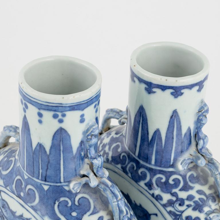 A chinese porcelain tea caddy and moon flask, 18th/19th century.