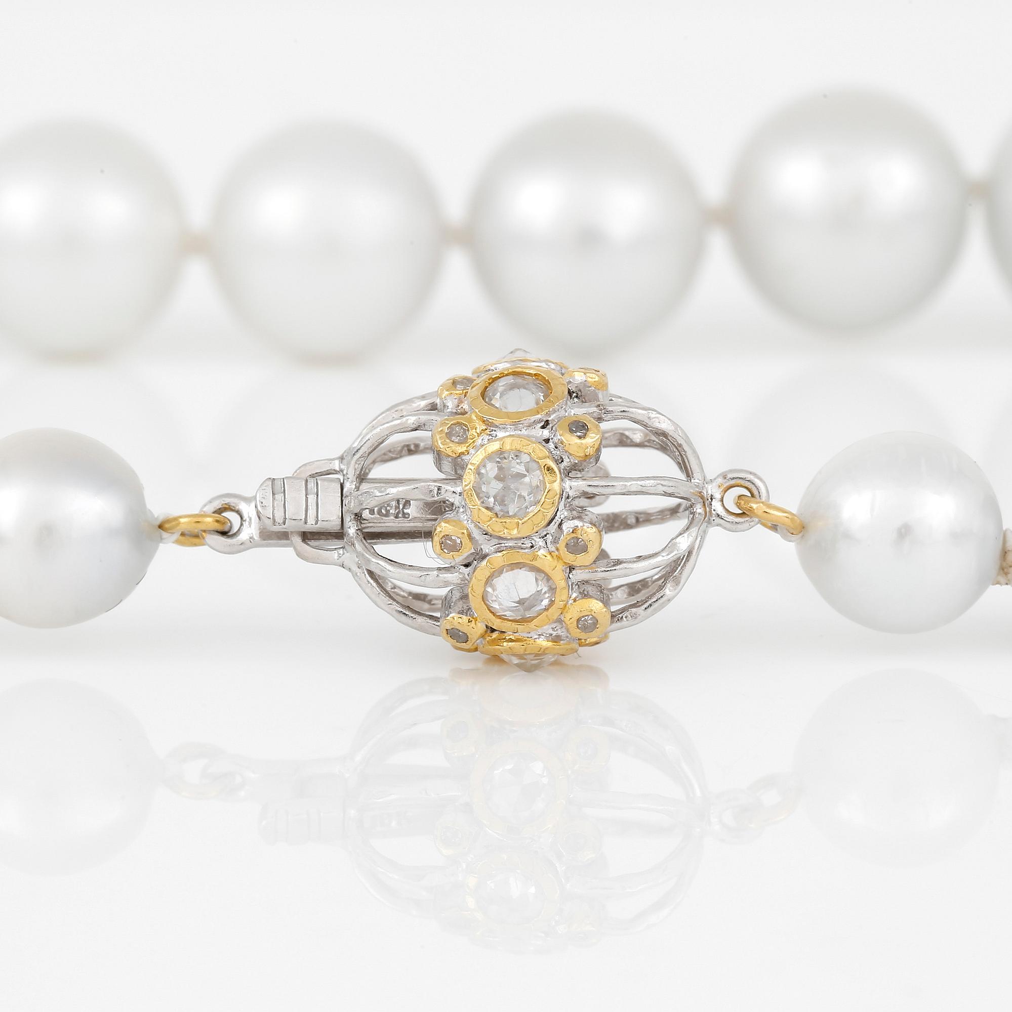 HALSBAND, med odlade 'South Sea' pärlor och rosenslipade vita safirer och diamanter.