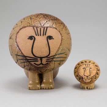 2 stoneware figurines by Lisa Larson for Gustavsberg. Lions of the "Afrika" series, produced from 1968 thru 1975.