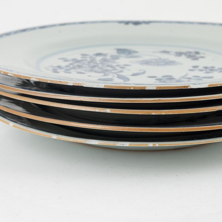 A set of five blue and white dinner plates, Qing dynasty, Qianlong (1736-95).