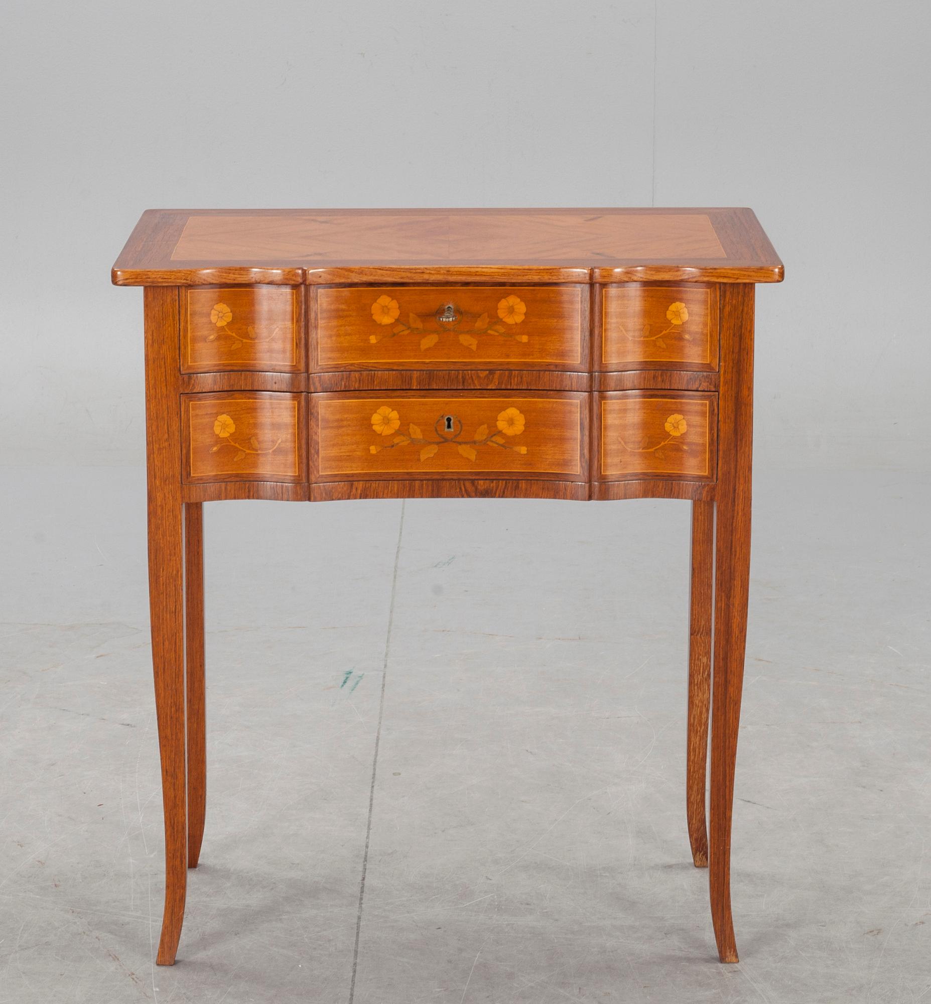 BYRÅ, gustaviansk stil. 1900-tal.