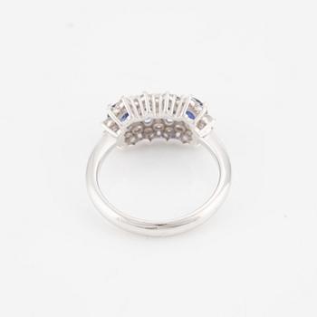 Ring, 18K white gold with sapphires and brilliant-cut diamonds.