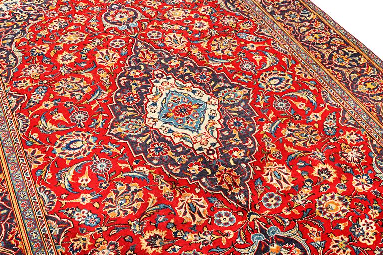 A Kashan carpet, c. 300 x 195 cm.