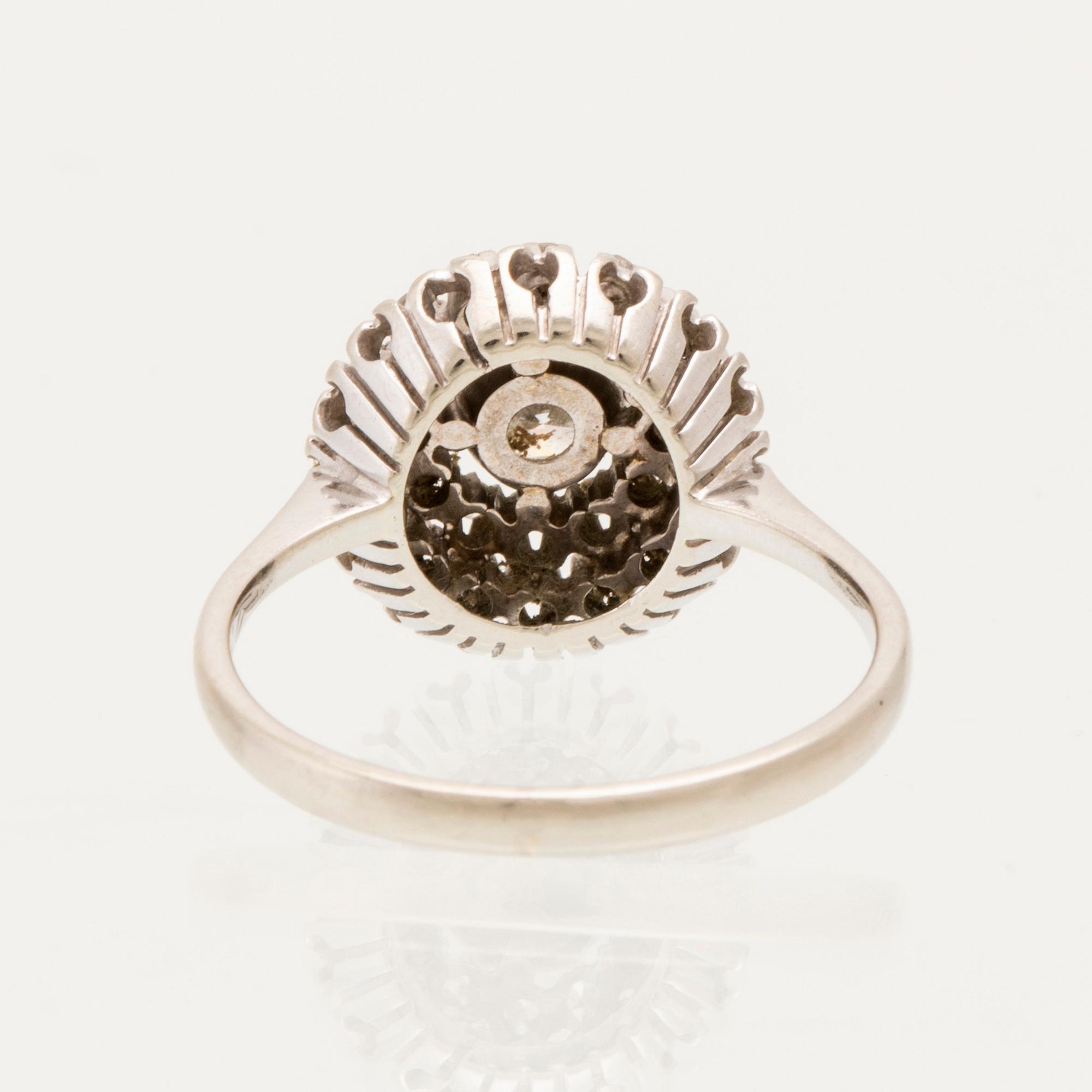 Ring in 18K white gold with round brilliant cut and single cut diamonds.