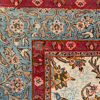 A semi-antique Kashan carpet. 323 x 237 cm.