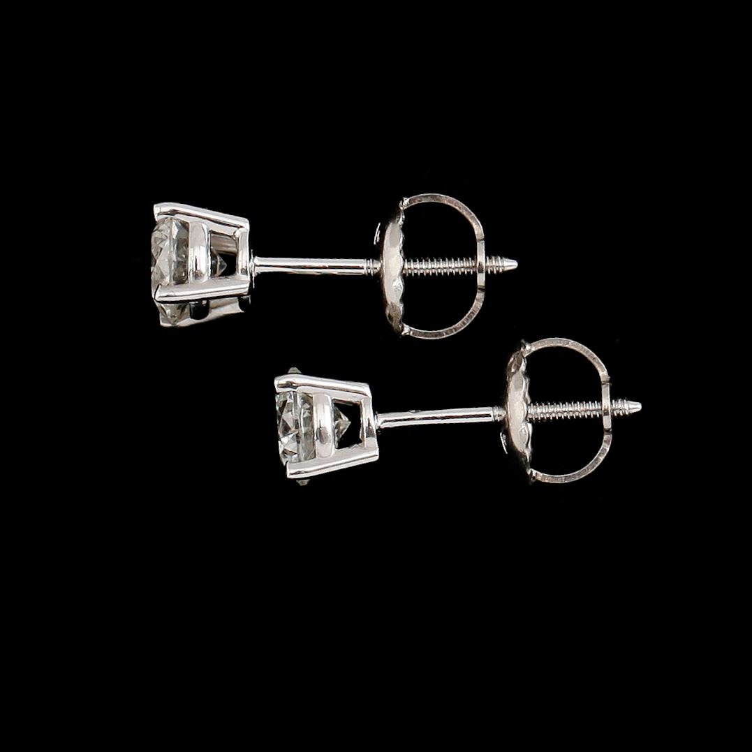 ÖRHÄNGEN, 1 par, 14 k vitguld, solitära briljantslipade diamanter tot ca 0.63 ct.