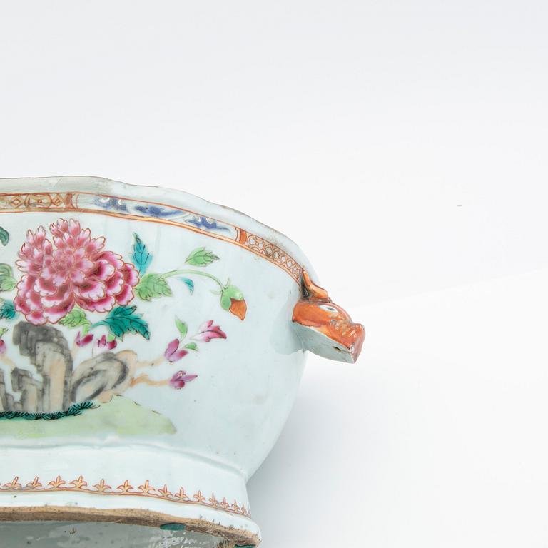 Terrin med lock, kompaniporslin. Qingdynastin, Qianlong (1736-95).