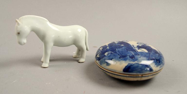 TEKANNOR, 2 st, DOSA, SKÅL, samt FIGURIN, porslin, Kina 1800/1900-tal.