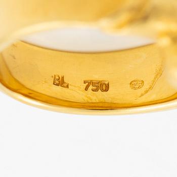 Ring 18K guld med en rund briljantslipad diamant 0.08 ct enlig gravyr.