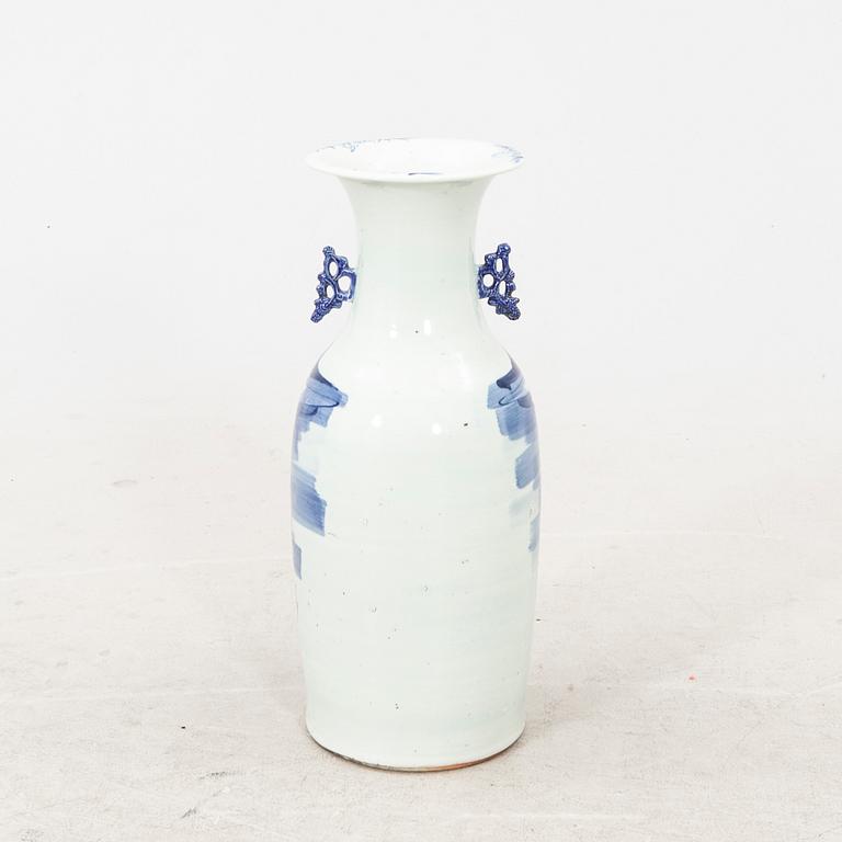 An early 1900s Chinese porcelain vase.