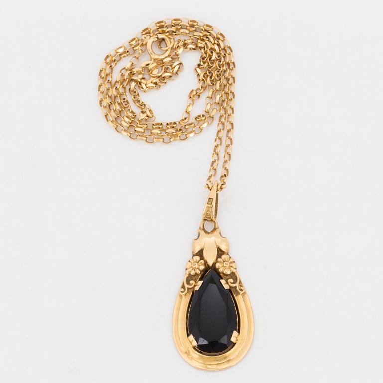 A chain and pendant, 18K gold with onyx.