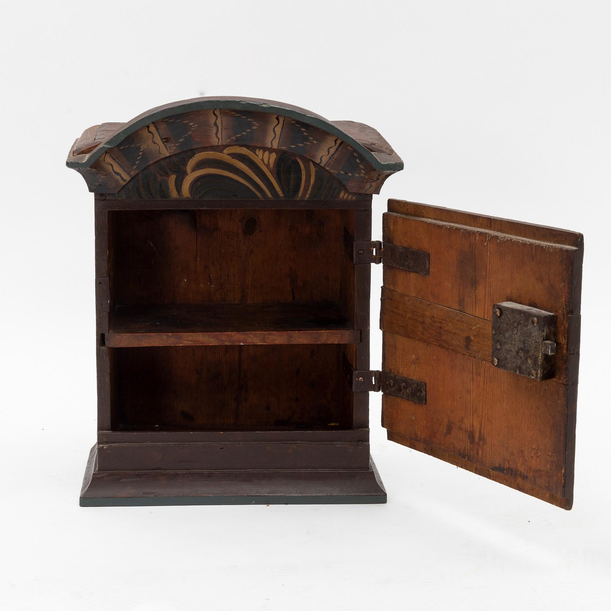 Hängskåp, allmoge, 1800-tal.