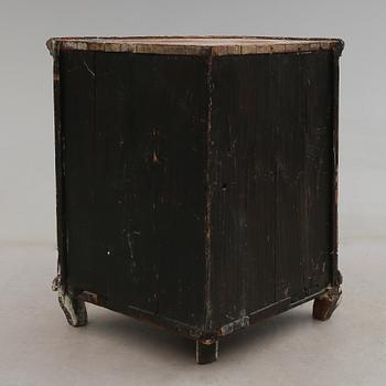 HÖRNSKÄNK, rokoko, 1700-tal.