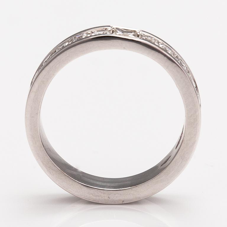 An 18K gold ring with diamonds ca. 0.44 ct in total.