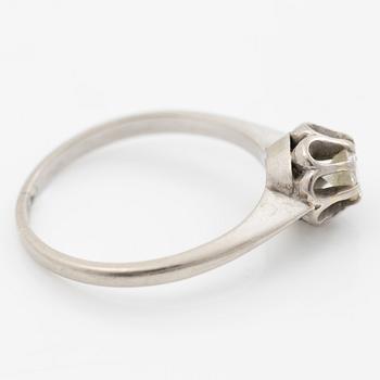 18K white gold ring with a brilliant-cut diamond.