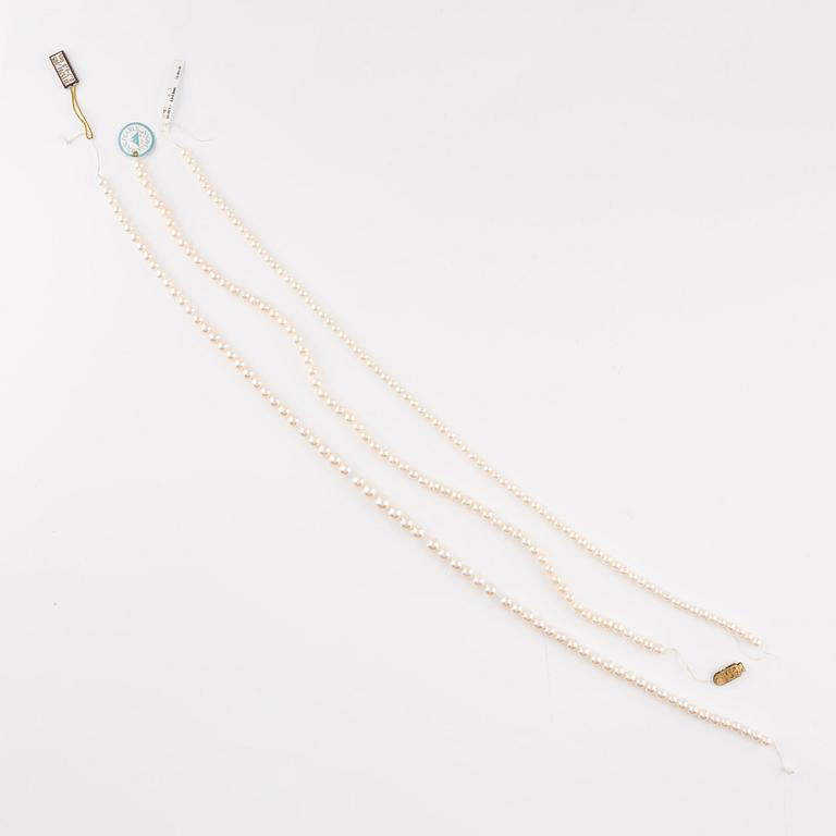 Three necklaces with cultured pearls, without clasps.