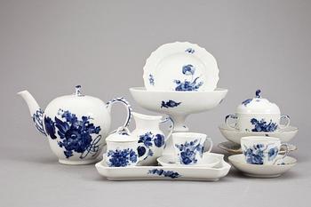 KAFFESERVIS, porslin, 44 delar. "Blå blomst", Royal Copenhagen, Danmark.